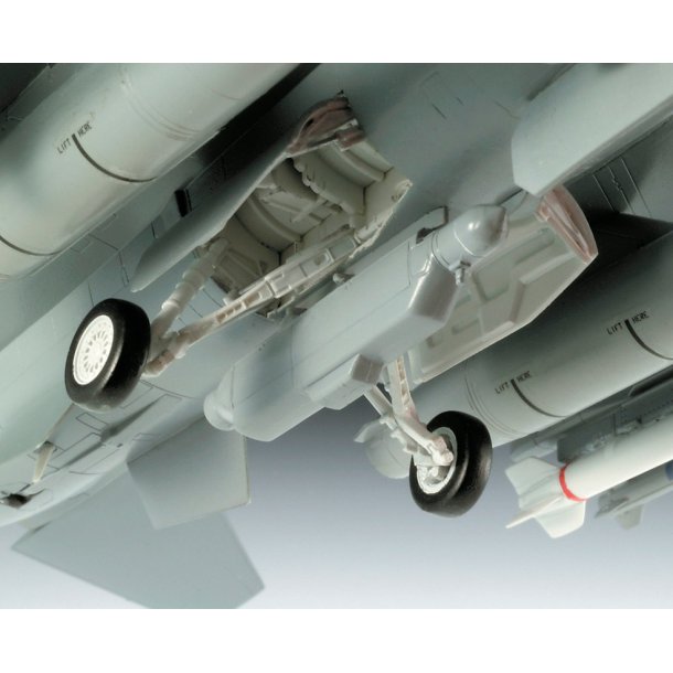 Revell US Air Force 75th Anniversary modelfly - Med lim og maling