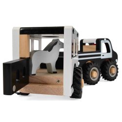 Bil i tr med heste og anhnger