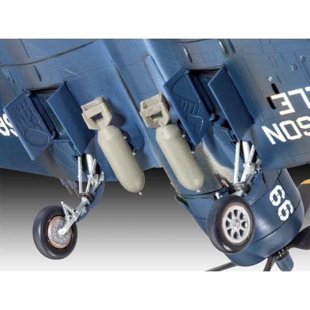 Revell F4U-4 Corsair modellflygplan