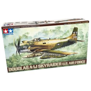 Tamiya Douglas A-1J Skyraider US Air Force modellflygplan