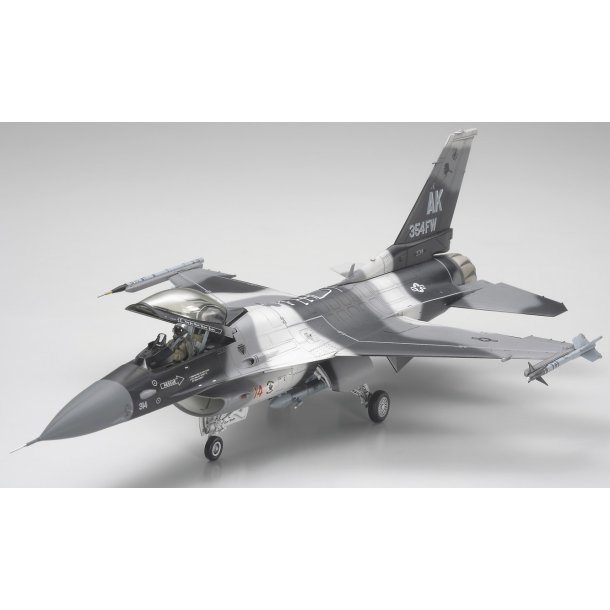 Tamiya F-16C/N "Aggressor / Adversary" modellflygplan